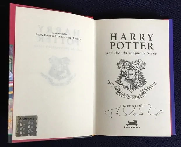 Livro autografado por J.K. Rowling vai a leilão para ajudar pacientes com esclerose múltipla