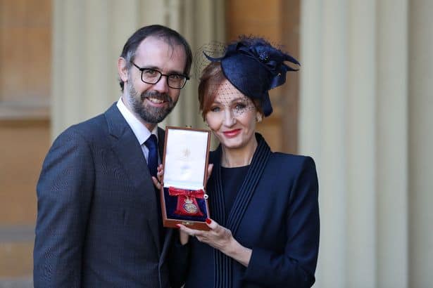 J.K. Rowling recebe honraria rara da Família Real britânica