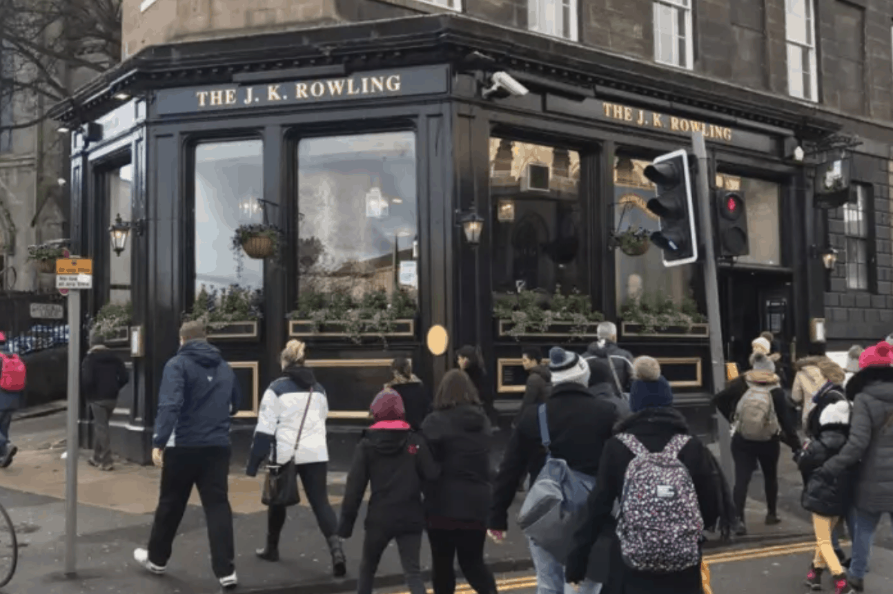 Pub em Edimburgo é renomeado em homenagem a J.K. Rowling