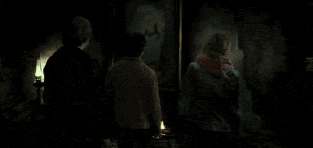 Harry Potter descobrindo uma passagem secreta durante a Batalha de Hogwarts
