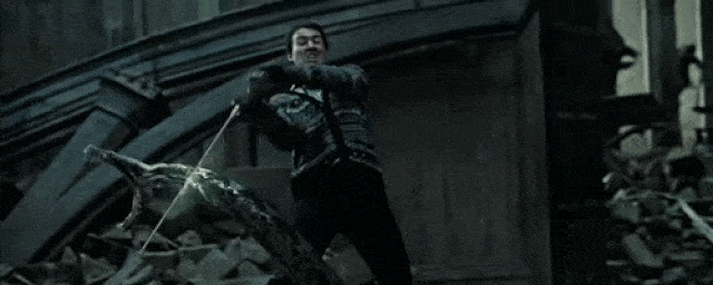 Neville mata Nagini em Harry Potter 7 durante a Batalha de Hogwarts