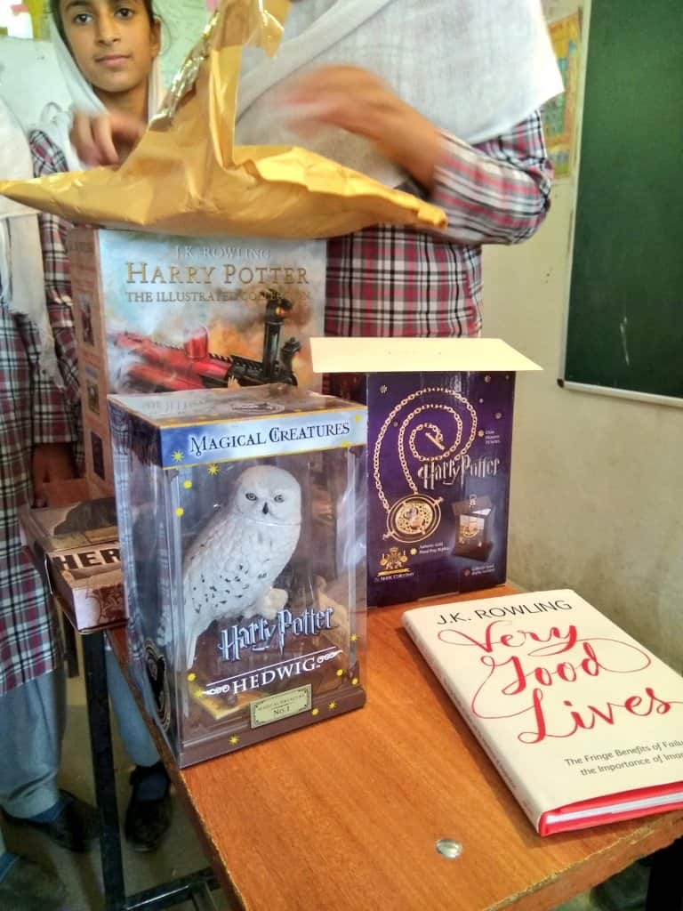 J.K Rowling envia livros e presentes para escola indiana