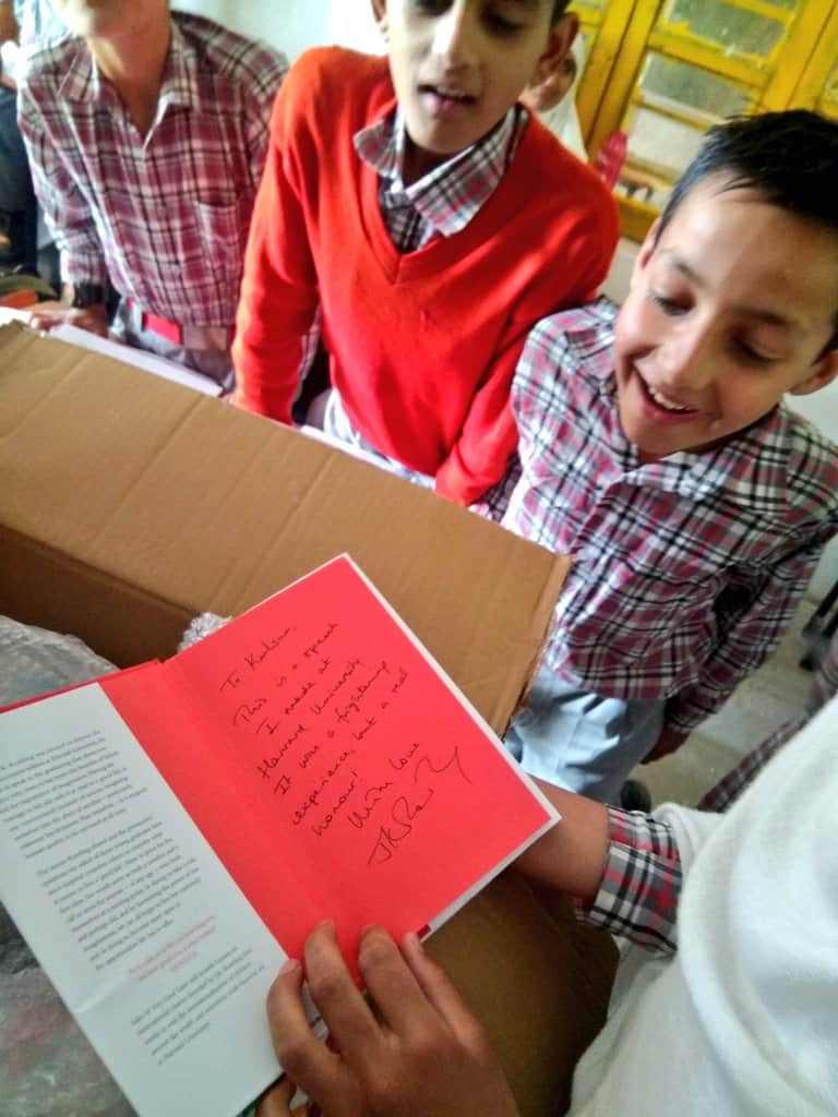 J.K Rowling envia livros e presentes para escola indiana