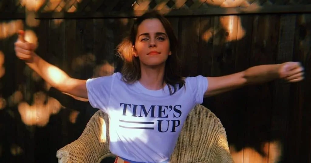 Emma Watson veste camiseta em suporte ao movimento Time's Up, contra assédio sexual na indústria cinematográfica