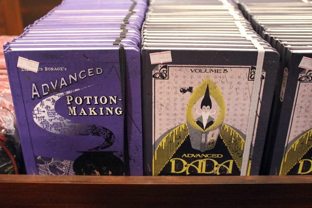 Loja de Harry Potter na CCXP tem preços e fila menores: 'Dá vontade de levar tudo'