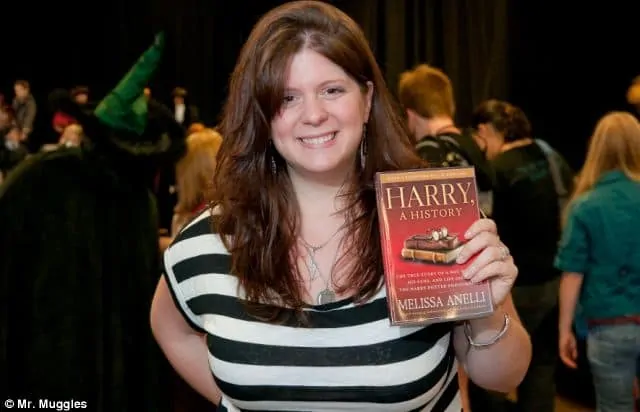 A escritora Melissa Anelli segura um exemplar do livro Harry e Seus Fãs
